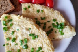 omlet z kalafiorem i serem